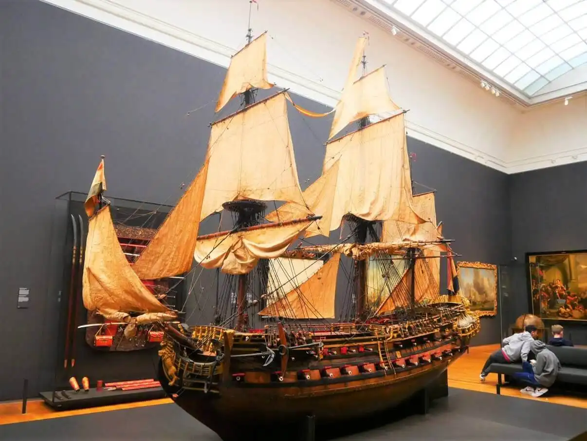 This model shows the appearance of a Dutch warship in the late 17th century.