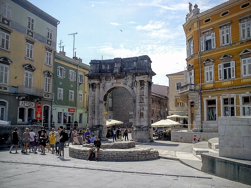 Triumphal arch in Pula