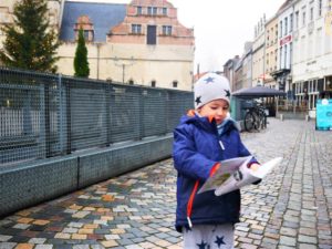Karlo looking at the map of Mechelen