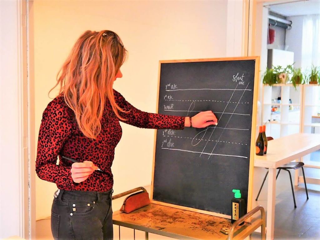 Manon explaining at the Modern caligraphy workshop in Amsterdam