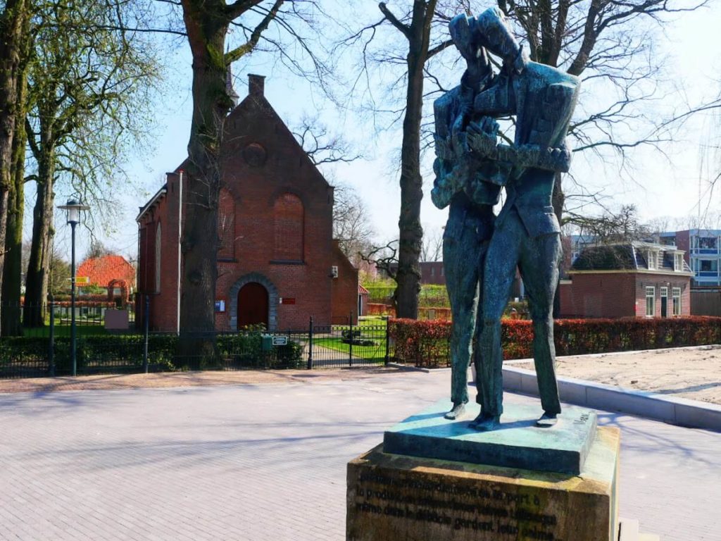 Statue of Vincent and Theo van Gogh in Zundert