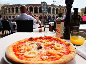 Eatting pizza in front of the Verona arena
