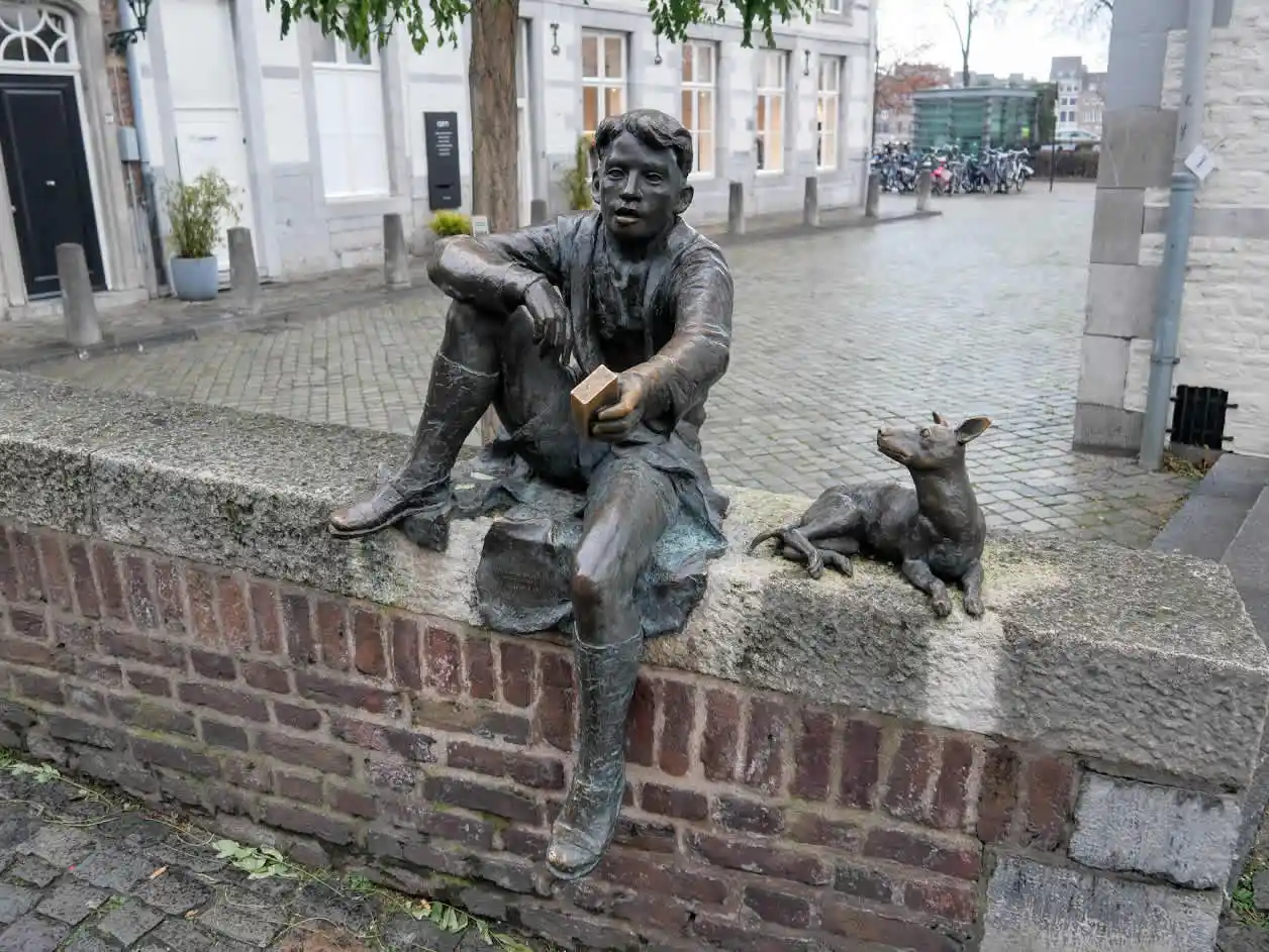 Pieke and his dog Maoke statue in Maastricht