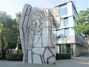 Large white statue of a girl made by Picasso in Rotterdam