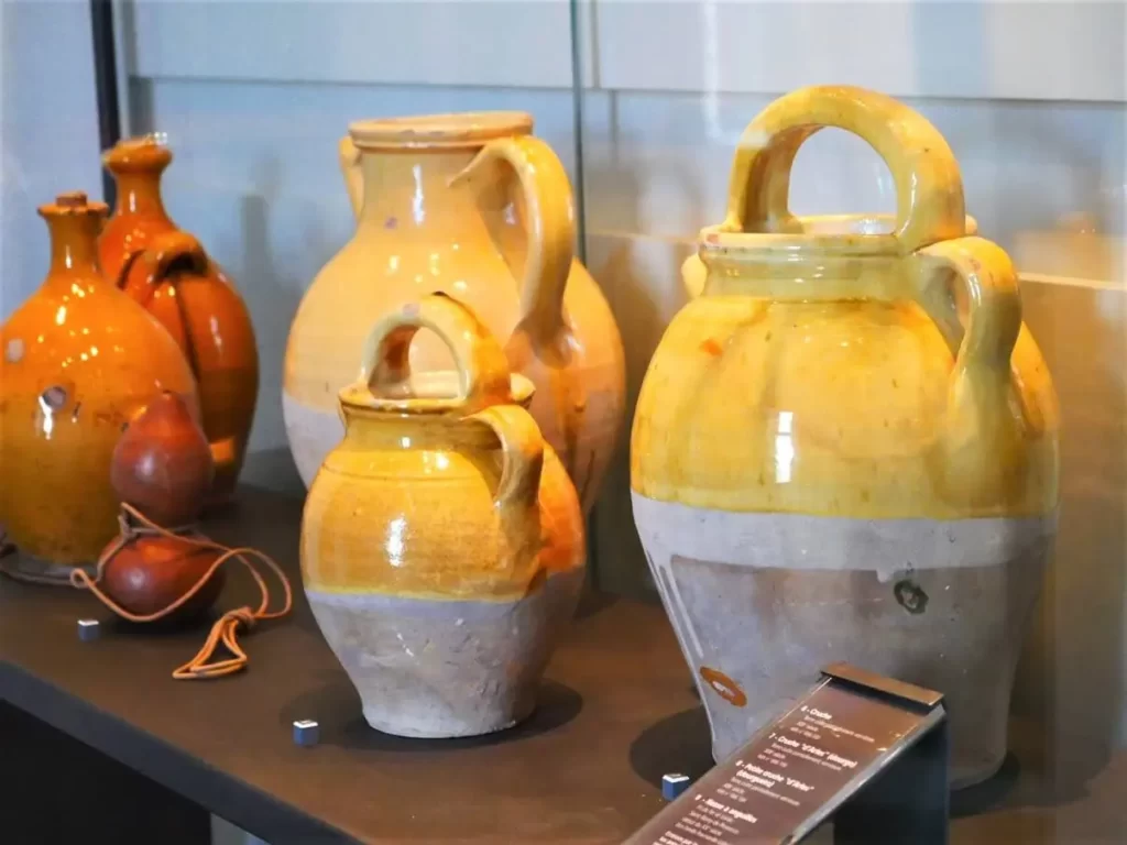 Vases in the Alpilles museum that are the same as on the Van Gogh's sunflowers