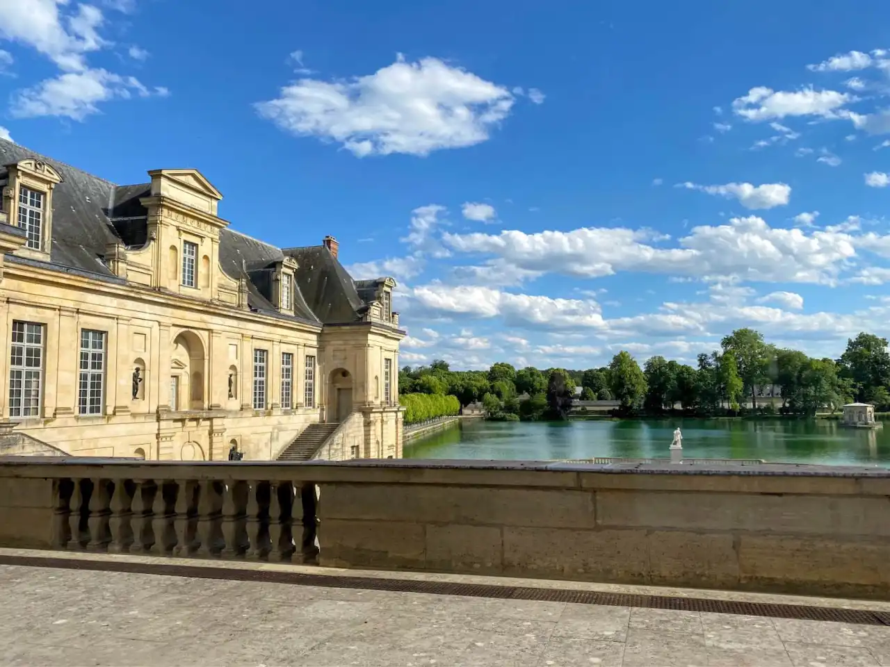 Fontainebleau chateau lake