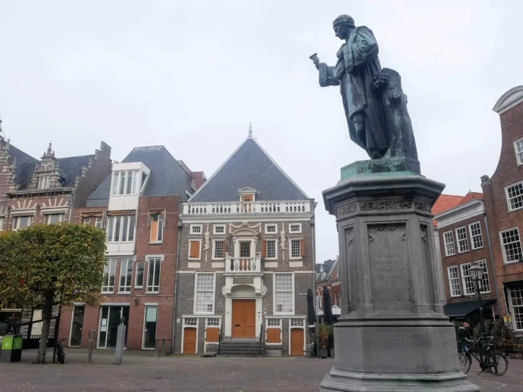 Haarlem-main-square-with-the-oldest-house-in-the-town