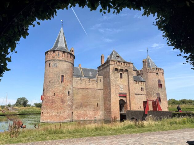 exploring castles and gardens in the Amsterdam Area
